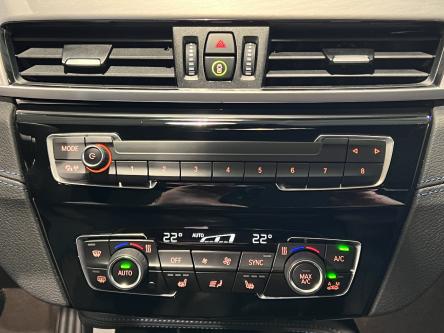 BMW X1 sDrive18i M-Pack Panorama, Head-Up Display, Trekhaak, Led