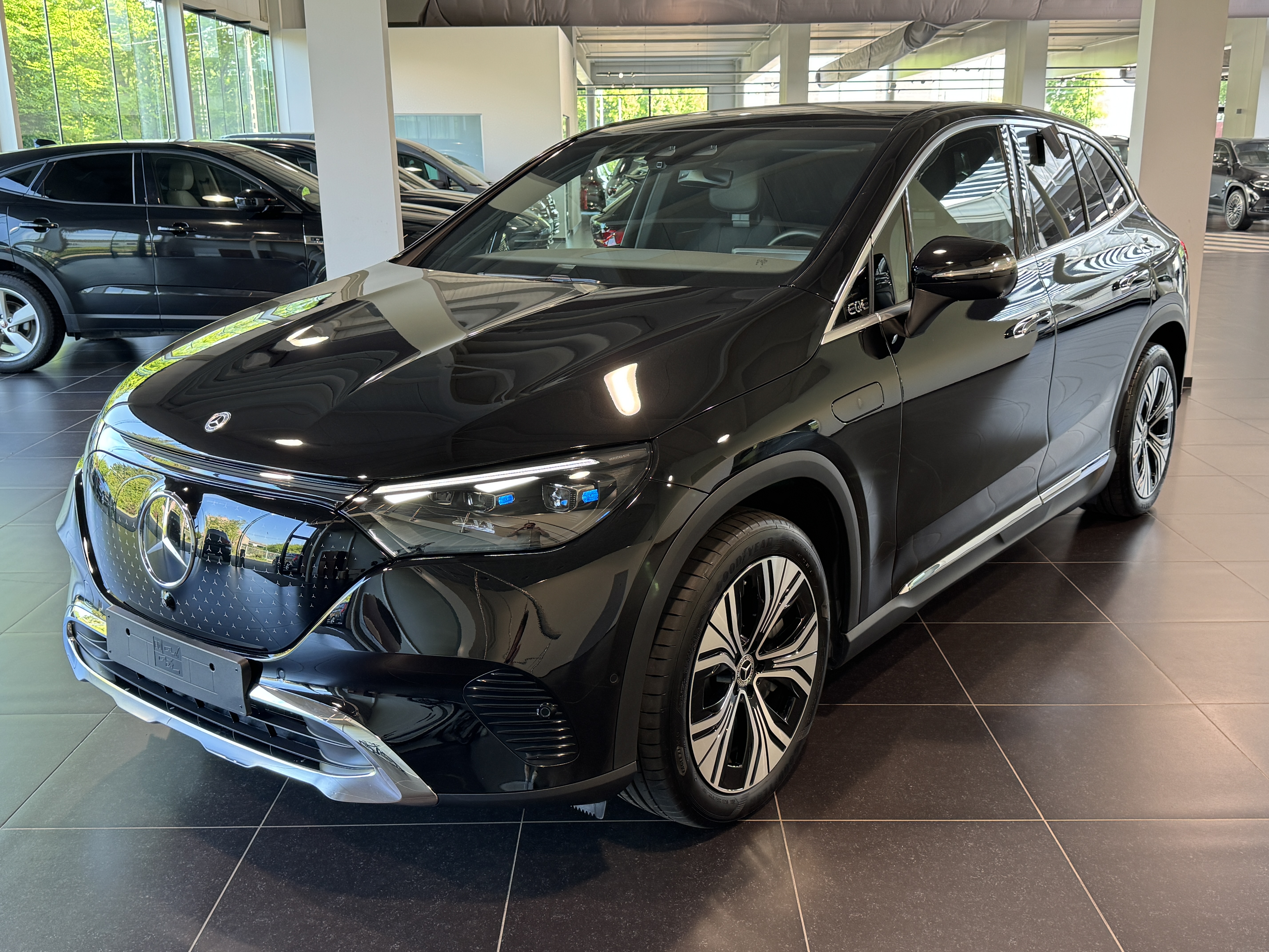MERCEDES-BENZ EQE SUV 300 Advanced Panorama, Distronic, Burmester Sound, Digital Light