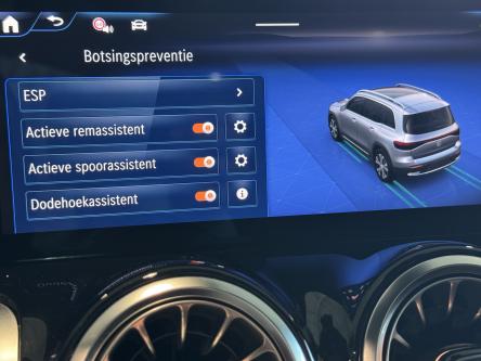 MERCEDES-BENZ EQB 300 4M AMG Facelift, Night, Panorama, Memory, Distronic