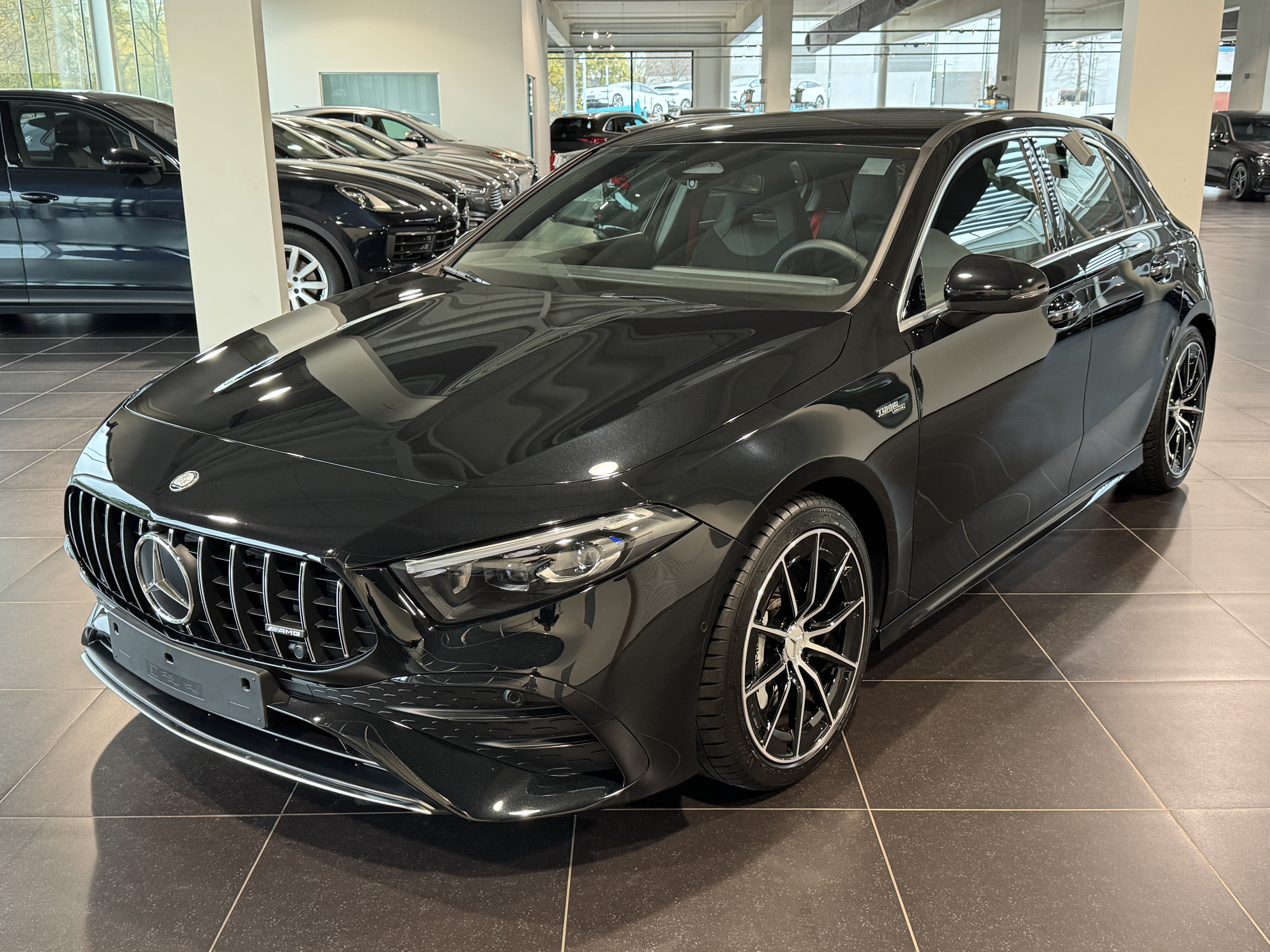 MERCEDES-BENZ A 35 AMG 4M Multibeam Led, Dodehoeks Assist, Mbux, DAB