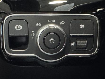 MERCEDES-BENZ A 35 AMG 4M Multibeam Led, Dodehoeks Assist, Mbux, DAB