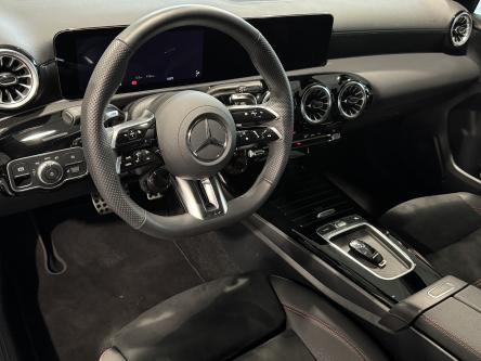MERCEDES-BENZ A 35 AMG 4M Multibeam Led, Dodehoeks Assist, Mbux, DAB