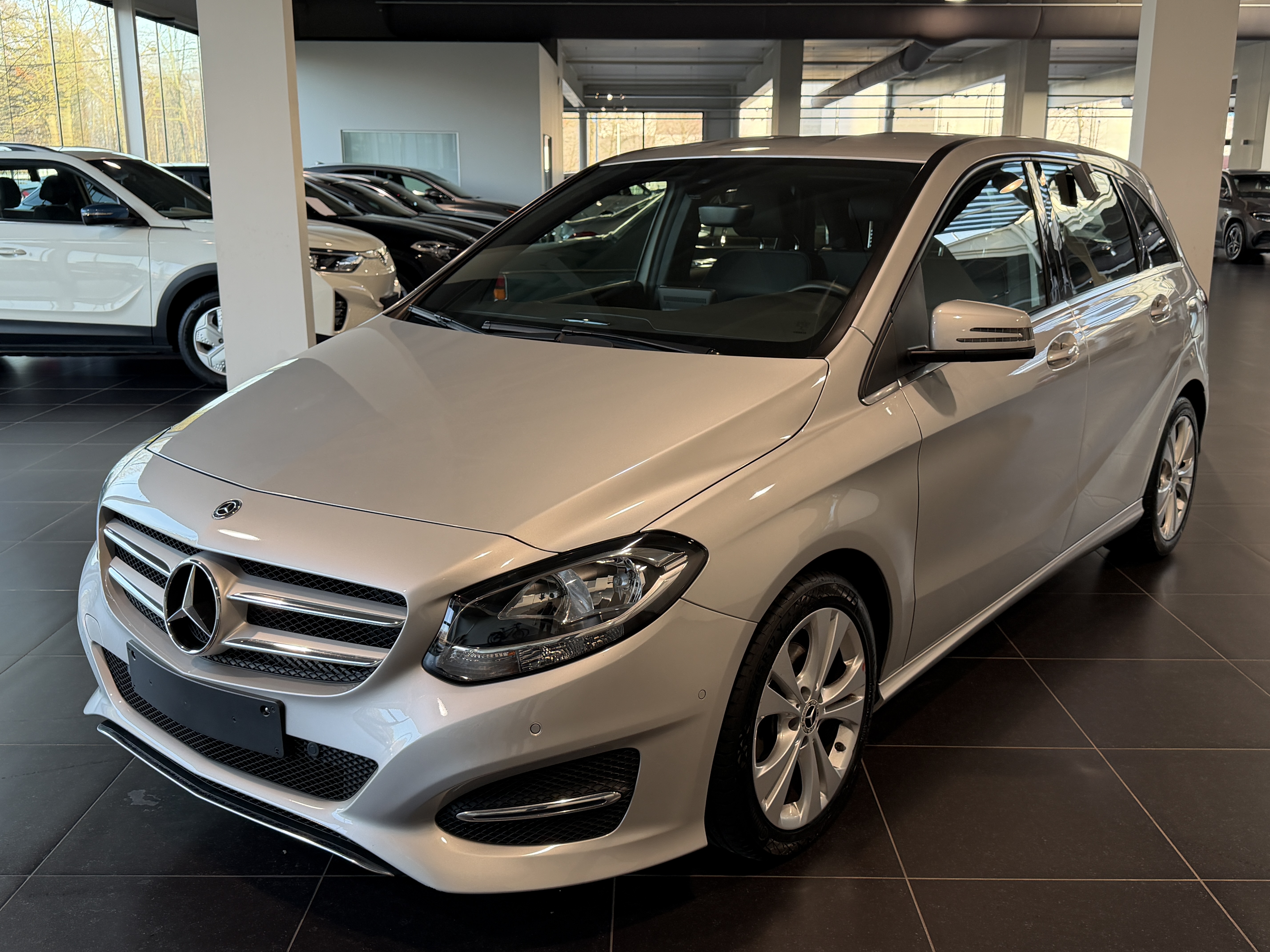 MERCEDES-BENZ B 180 Urban Only 64.000KM!! Navi, Pdc, Led