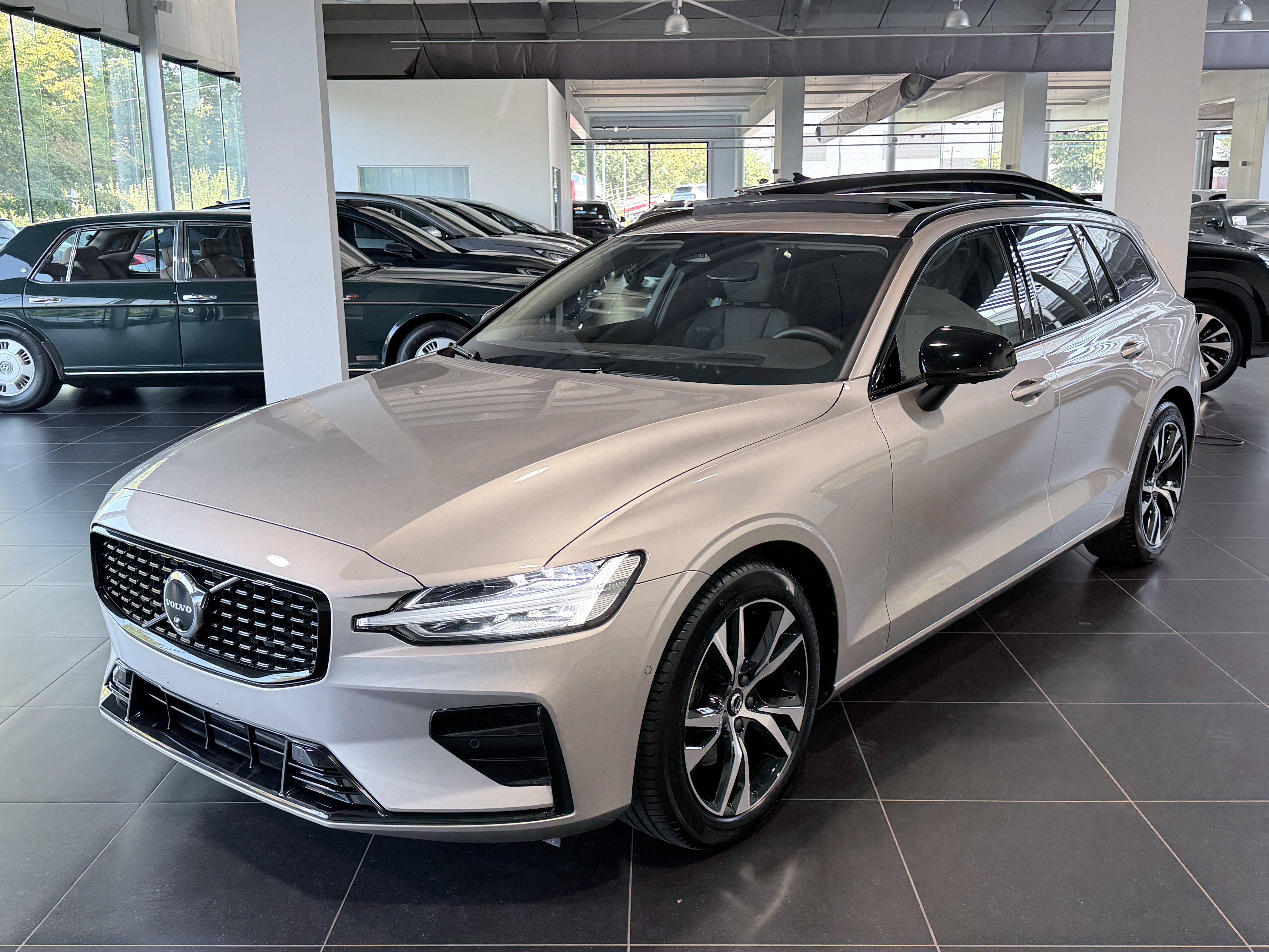 VOLVO V60 B4 Plus Dark Panorama, Head-Up Display, 360 Camera, Harman Kardon Sound