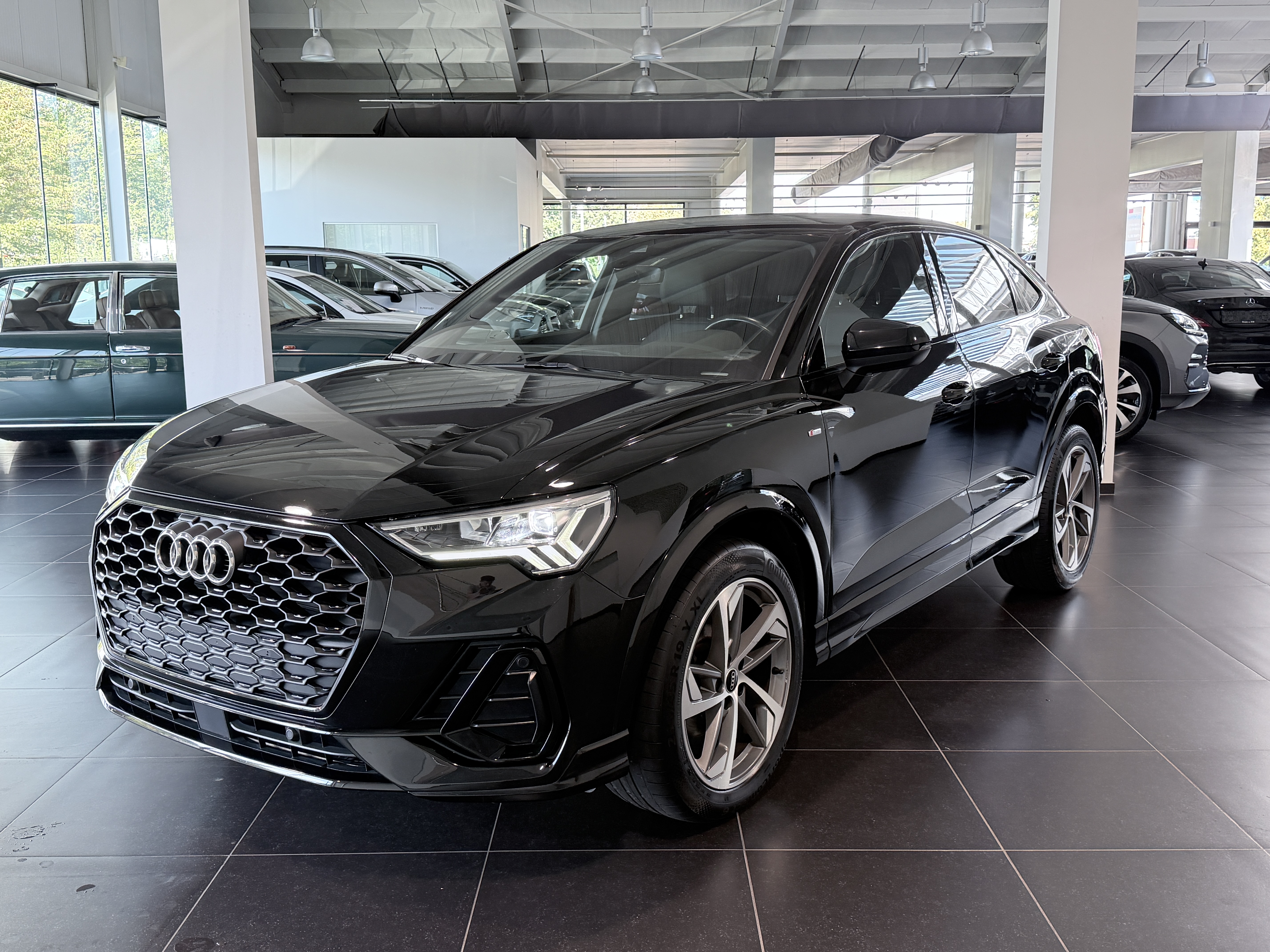 AUDI Q3  S-line / LED / A.camera